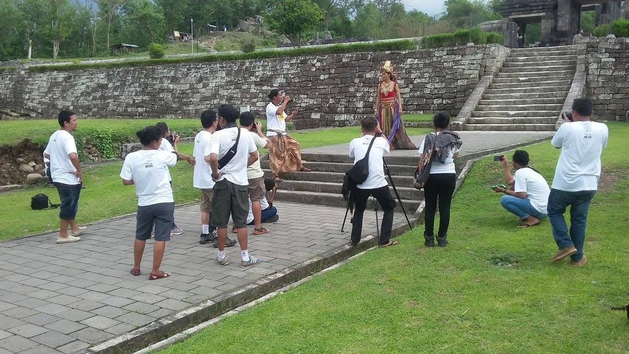 Peserta ADFA mendokumentasikan penari di kompleks candi